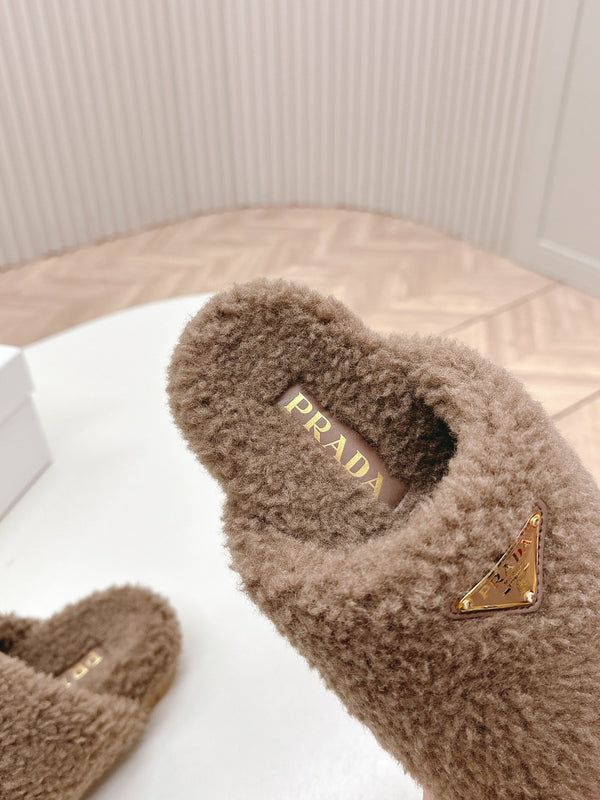 MULES CON LOGO TRIANGOLARE ATTACCATO IN SHEARLING MARRONE LEGNO