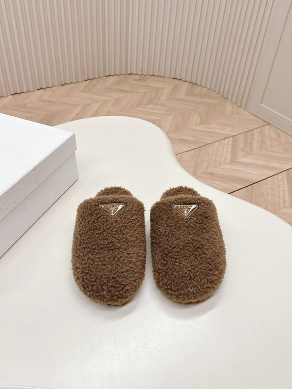 MULES CON LOGO TRIANGOLARE ATTACCATO IN SHEARLING MARRONE LEGNO
