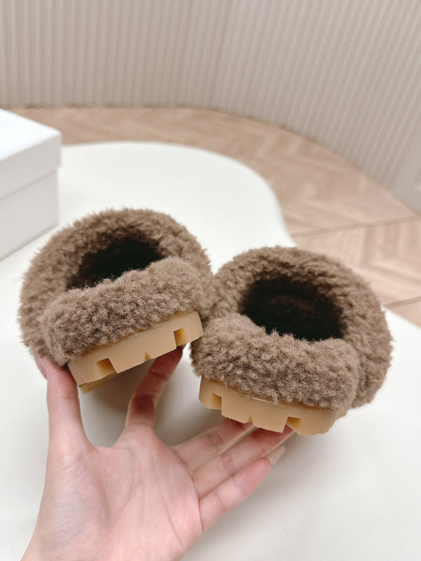 MULES CON LOGO TRIANGOLARE ATTACCATO IN SHEARLING MARRONE LEGNO