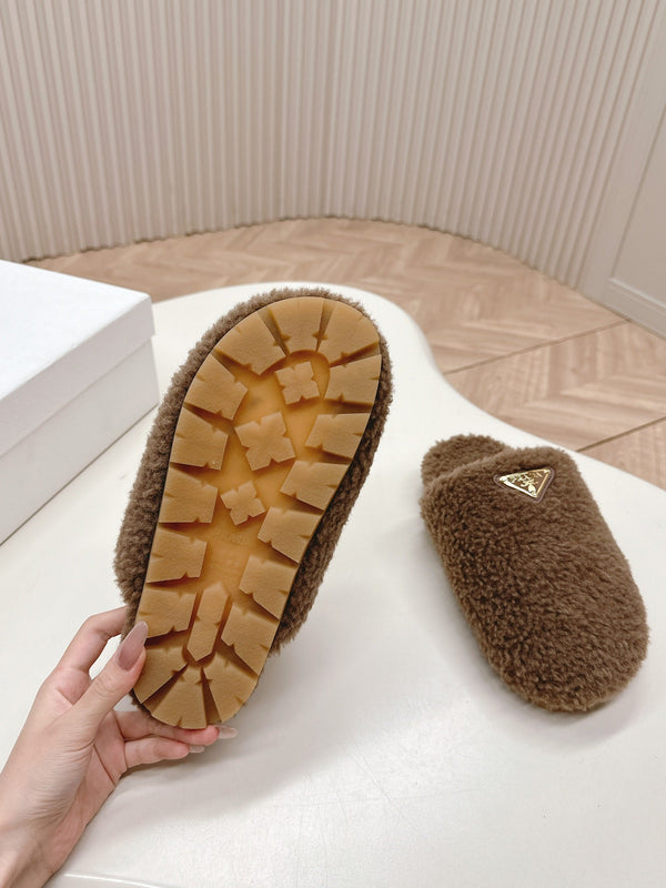 MULES CON LOGO TRIANGOLARE ATTACCATO IN SHEARLING MARRONE LEGNO