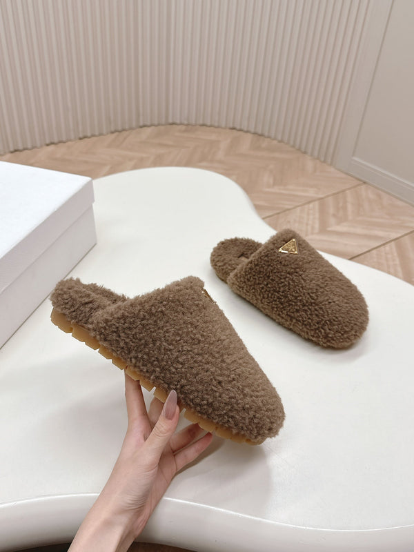 MULES CON LOGO TRIANGOLARE ATTACCATO IN SHEARLING MARRONE LEGNO