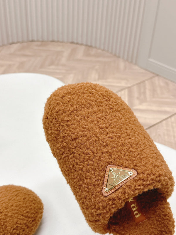 MULES CON LOGO TRIANGOLARE ATTACCATO IN SHEARLING MARRONE BRONZO