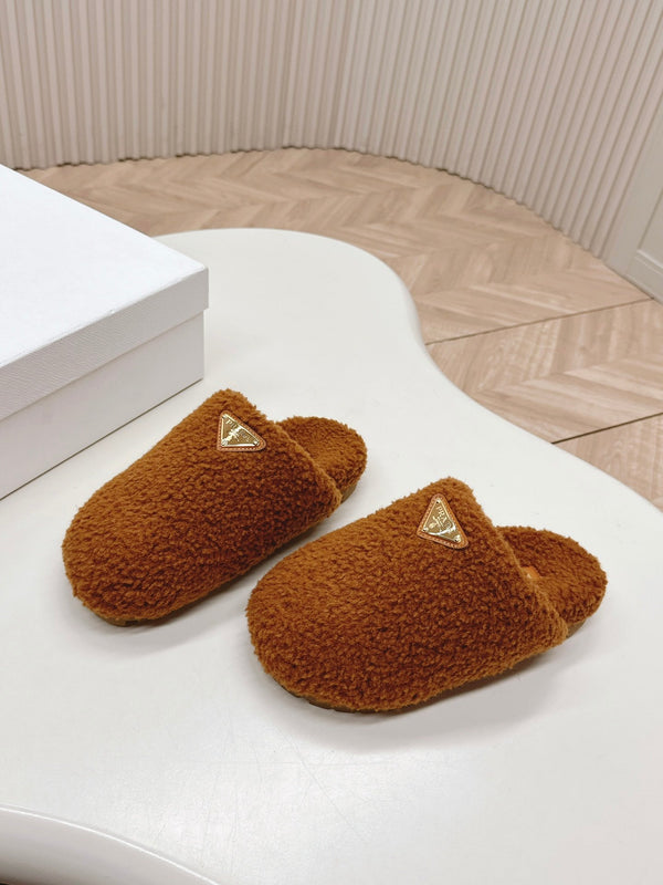 MULES CON LOGO TRIANGOLARE ATTACCATO IN SHEARLING MARRONE BRONZO