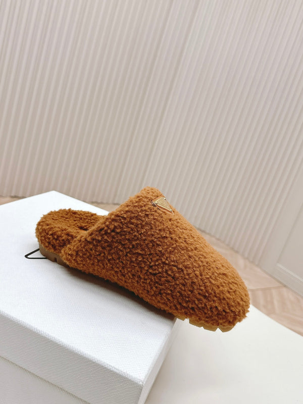 MULES CON LOGO TRIANGOLARE ATTACCATO IN SHEARLING MARRONE BRONZO