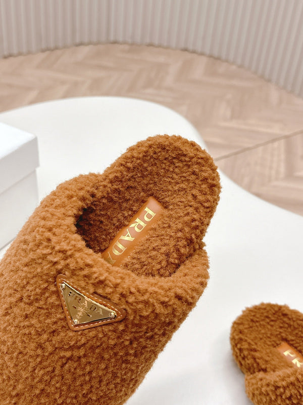 MULES CON LOGO TRIANGOLARE ATTACCATO IN SHEARLING MARRONE BRONZO
