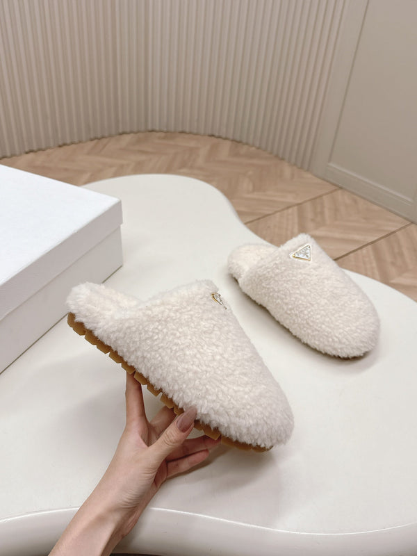 MULES CON LOGO TRIANGOLARE ATTACCATO IN SHEARLING BIANCO