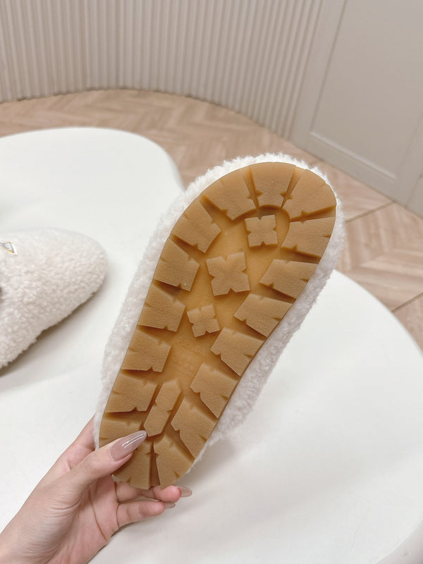 MULES CON LOGO TRIANGOLARE ATTACCATO IN SHEARLING BIANCO