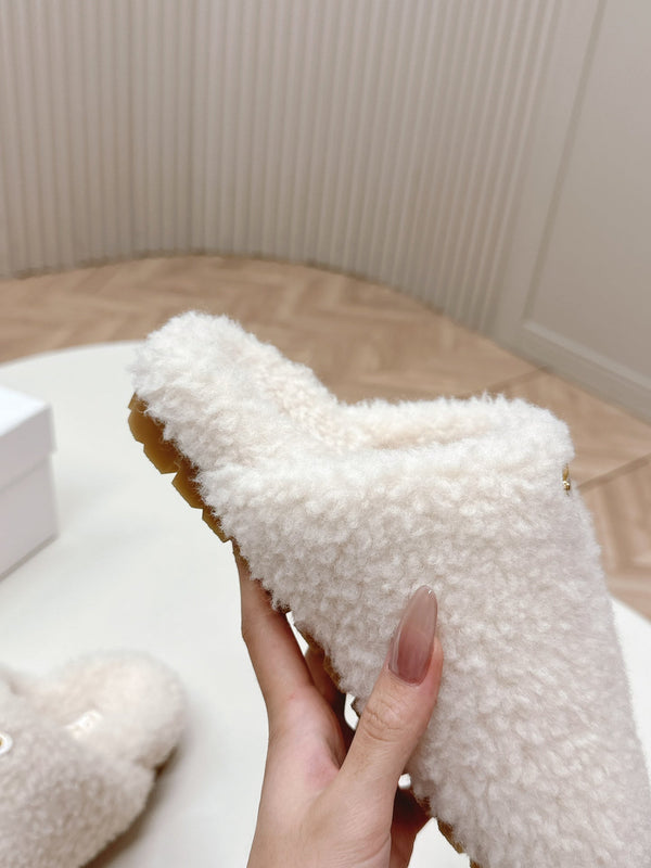 MULES CON LOGO TRIANGOLARE ATTACCATO IN SHEARLING BIANCO