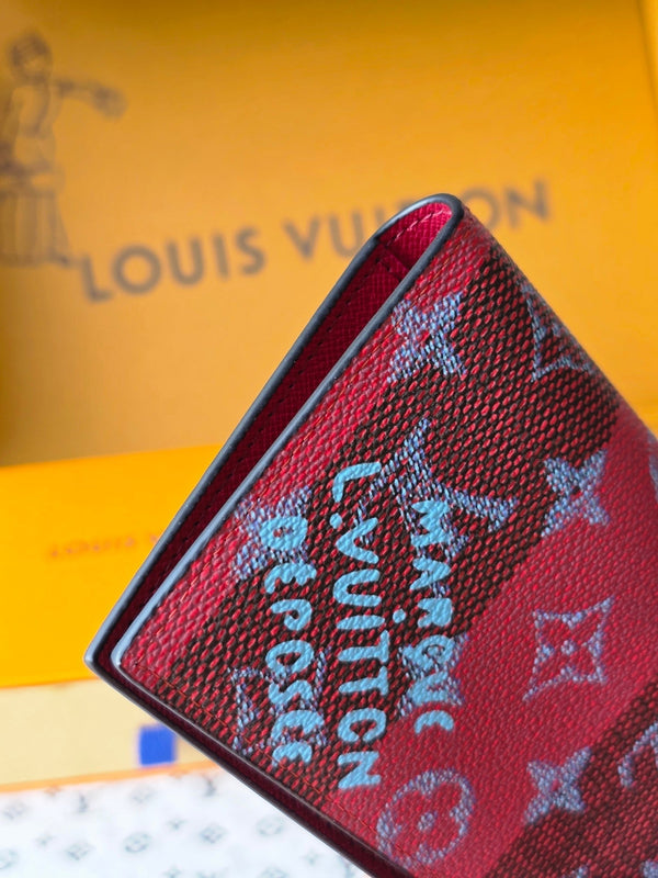 LV M26538 Portapassaporto in pelle di vacchetta rossa e nera
