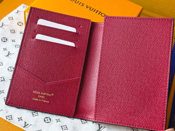 LV M26538 Portapassaporto in pelle di vacchetta rossa e nera