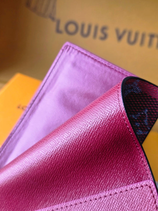 LV M26538 Portapassaporto in pelle di vacchetta rossa e nera