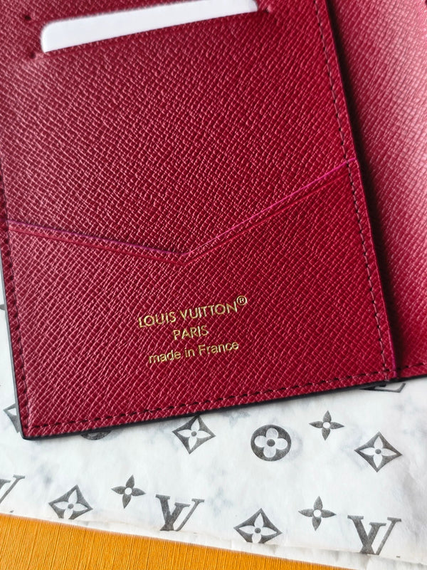 LV M26538 Portapassaporto in pelle di vacchetta rossa e nera