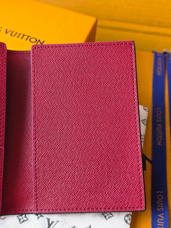 LV M26538 Portapassaporto in pelle di vacchetta rossa e nera