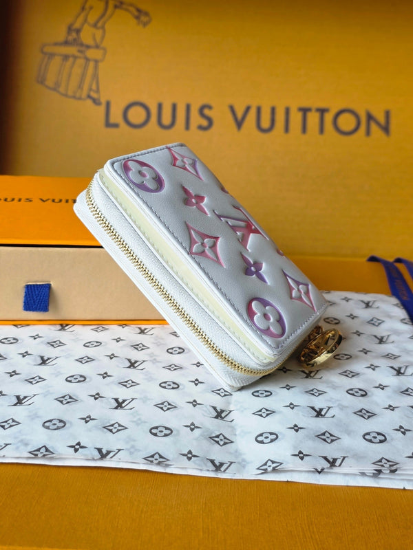 M25601 Portafoglio Lou 11,5 cm Dream Beige Monogram Pelle di agnello goffrata - Light GHW