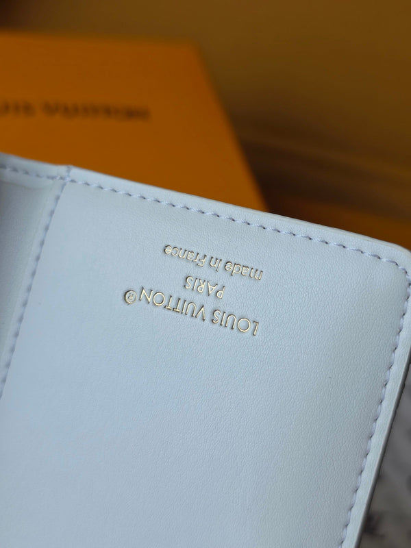 M25601 Portafoglio Lou 11,5 cm Dream Beige Monogram Pelle di agnello goffrata - Light GHW