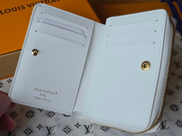 M25601 Portafoglio Lou 11,5 cm Dream Beige Monogram Pelle di agnello goffrata - Light GHW