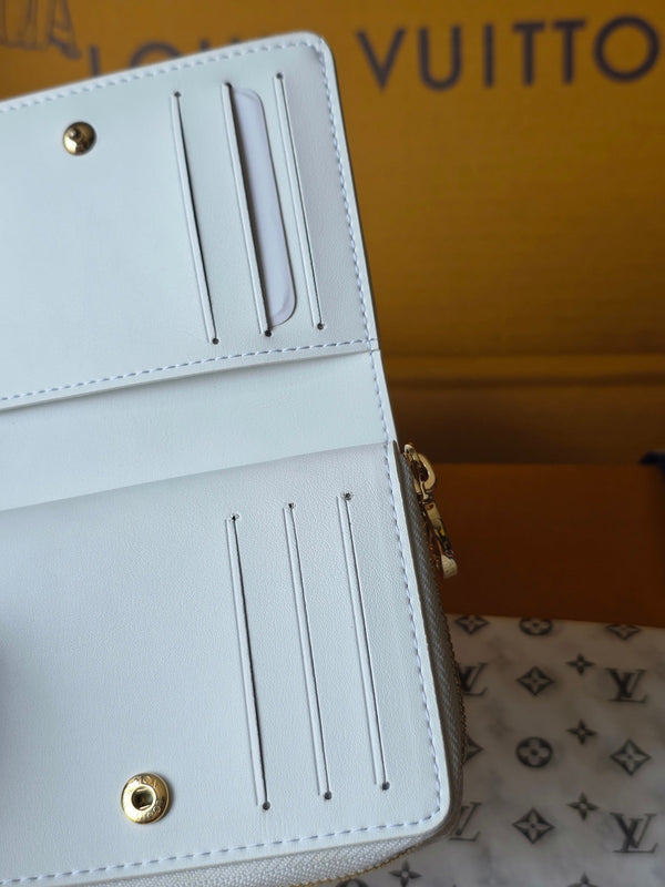 M25601 Portafoglio Lou 11,5 cm Dream Beige Monogram Pelle di agnello goffrata - Light GHW