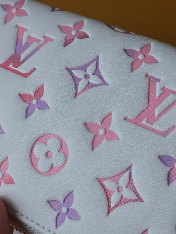 Portafoglio LV M15091 Zippy 19,5 cm Dream Beige Monogram in pelle di agnello goffrata - Light GHW