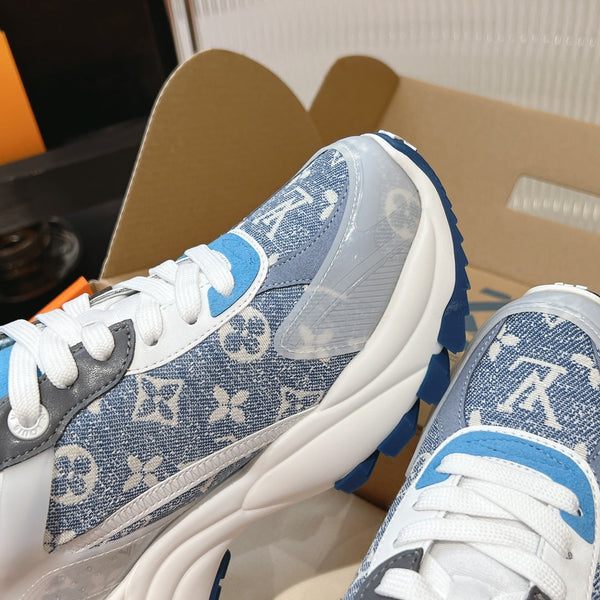 Sneaker LV Run 55 da 50 mm, tessuto jacquard monogrammato blu chiaro e blu scuro