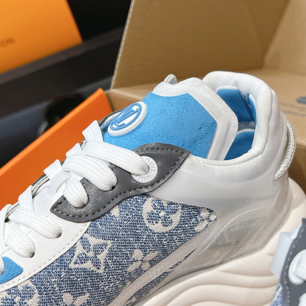 Sneaker LV Run 55 da 50 mm, tessuto jacquard monogrammato blu chiaro e blu scuro