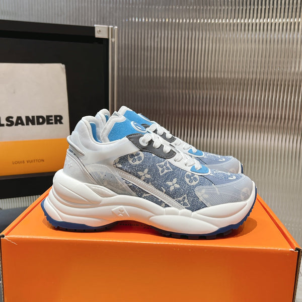 Sneaker LV Run 55 da 50 mm, tessuto jacquard monogrammato blu chiaro e blu scuro