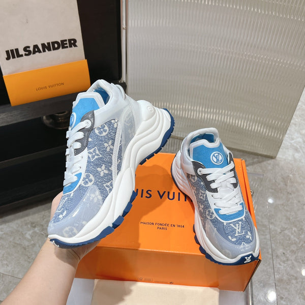 Sneaker LV Run 55 da 50 mm, tessuto jacquard monogrammato blu chiaro e blu scuro