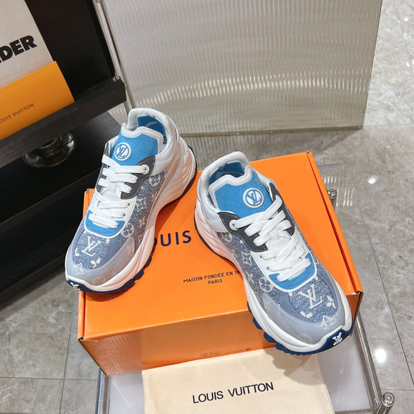 Sneaker LV Run 55 da 50 mm, tessuto jacquard monogrammato blu chiaro e blu scuro