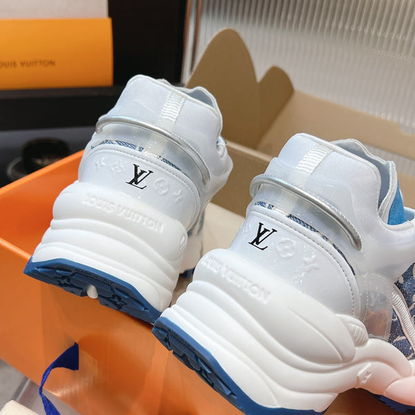 Sneaker LV Run 55 da 50 mm, tessuto jacquard monogrammato blu chiaro e blu scuro