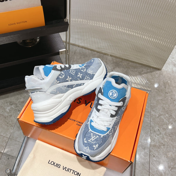 Sneaker LV Run 55 da 50 mm, tessuto jacquard monogrammato blu chiaro e blu scuro