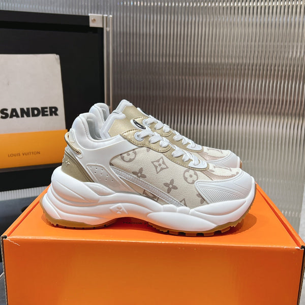 Sneaker LV Run 55 da 50 mm in tessuto jacquard con monogramma beige e oro
