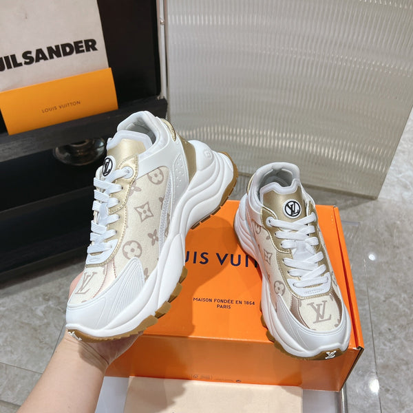 Sneaker LV Run 55 da 50 mm in tessuto jacquard con monogramma beige e oro