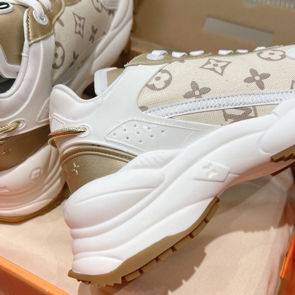 Sneaker LV Run 55 da 50 mm in tessuto jacquard con monogramma beige e oro