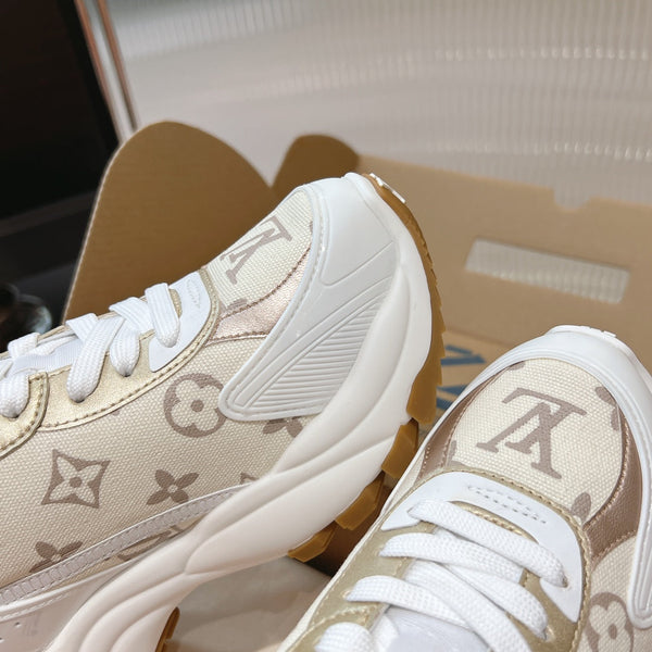 Sneaker LV Run 55 da 50 mm in tessuto jacquard con monogramma beige e oro
