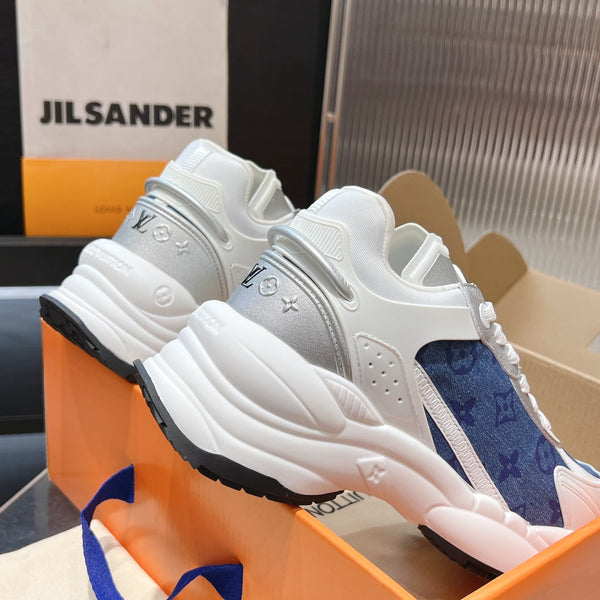 Sneaker LV Run 55 da 50 mm in tessuto jacquard monogrammato blu grigio