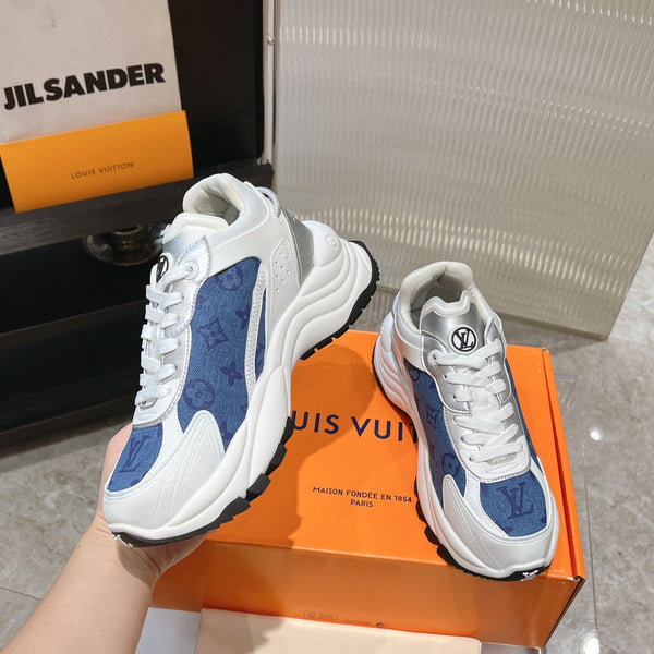 Sneaker LV Run 55 da 50 mm in tessuto jacquard monogrammato blu grigio