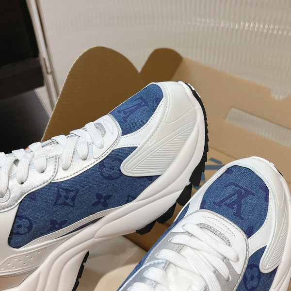 Sneaker LV Run 55 da 50 mm in tessuto jacquard monogrammato blu grigio