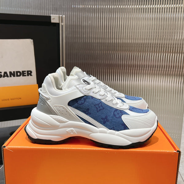 Sneaker LV Run 55 da 50 mm in tessuto jacquard monogrammato blu grigio