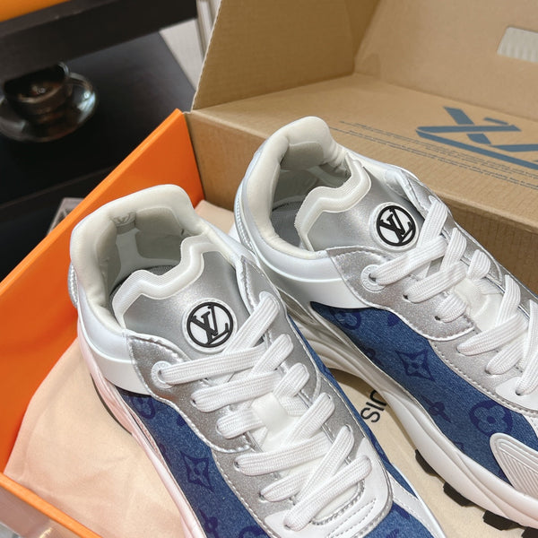 Sneaker LV Run 55 da 50 mm in tessuto jacquard monogrammato blu grigio