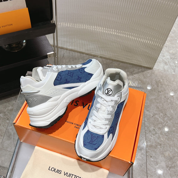 Sneaker LV Run 55 da 50 mm in tessuto jacquard monogrammato blu grigio