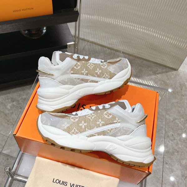 Sneaker LV Run 55 da 50 mm in tessuto jacquard monogramma marrone