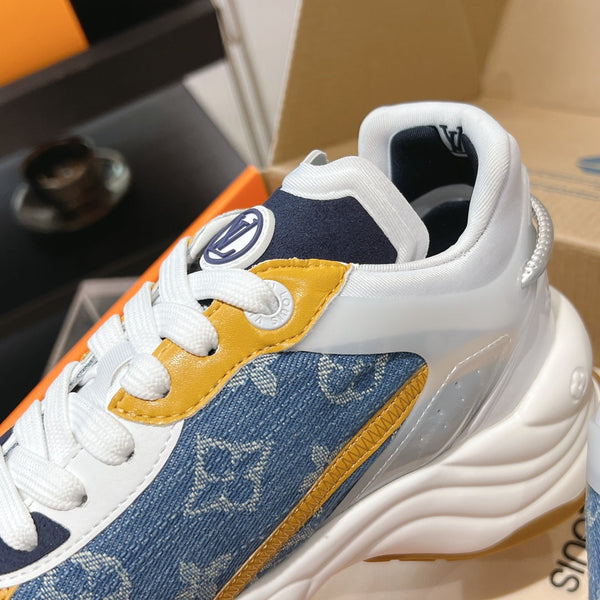 Sneaker LV Run 55 da 50 mm in tessuto jacquard monogramma blu-arancio