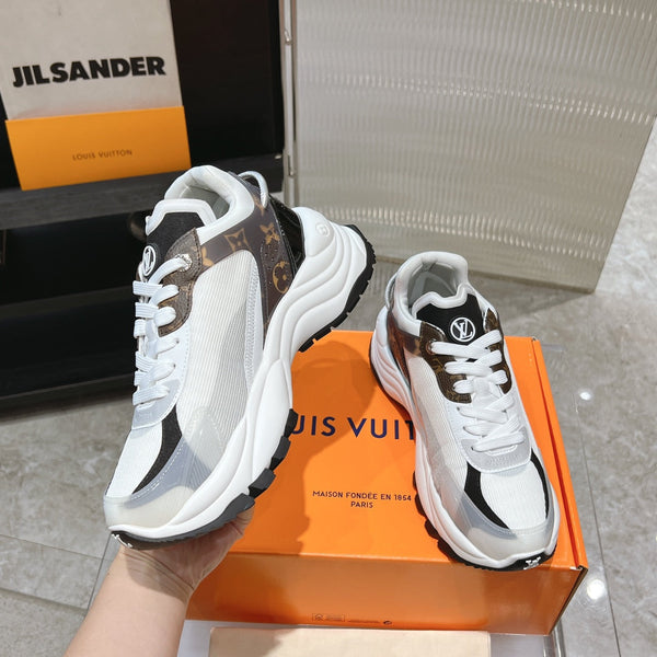 Sneaker LV Run 55 da 50 mm in tessuto a rete di poliestere con monogramma marrone nero