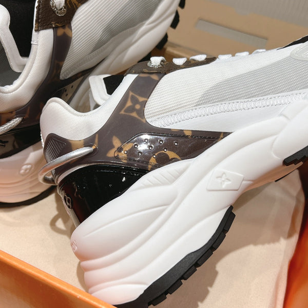 Sneaker LV Run 55 da 50 mm in tessuto a rete di poliestere con monogramma marrone nero