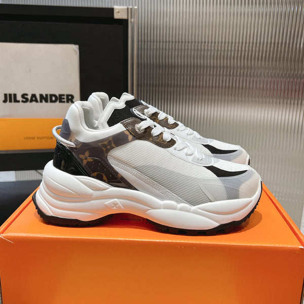 Sneaker LV Run 55 da 50 mm in tessuto a rete di poliestere con monogramma marrone nero