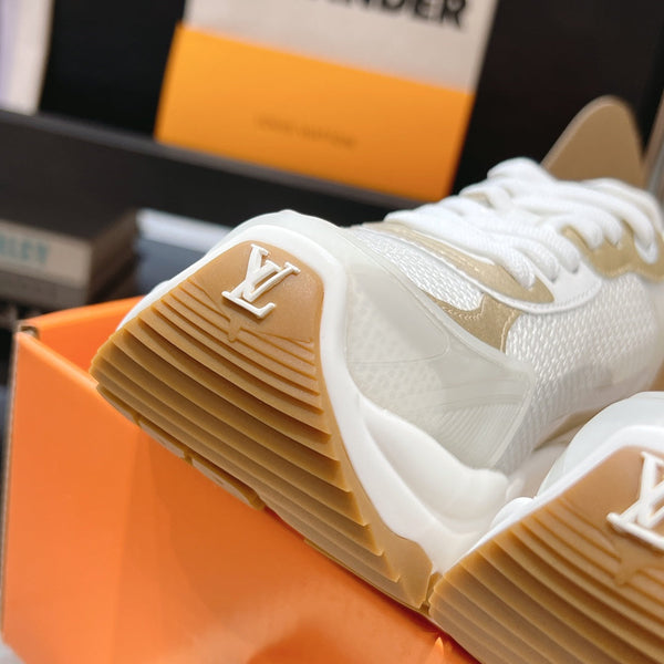 Sneaker LV Run 55 da 50 mm in tessuto a rete di poliestere bianco oro