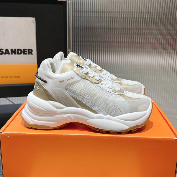 Sneaker LV Run 55 da 50 mm in tessuto a rete di poliestere bianco oro