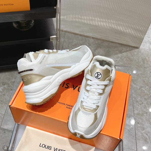 Sneaker LV Run 55 da 50 mm in tessuto a rete di poliestere bianco oro