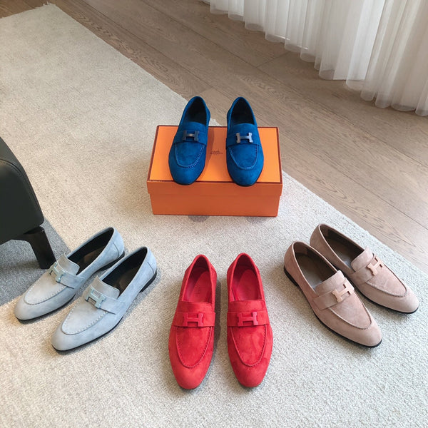 Mocassino Paris in pelle di vitello scamosciata color pesca con fibbia distintiva 509351