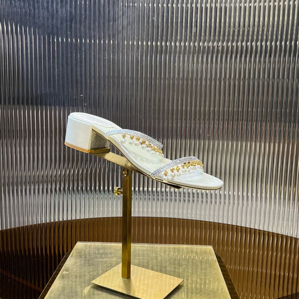 Sandali con ciondolo a forma di lampada in cristallo e fibbia in oro RC, 4,5, in pelle di pecora bianca 175008