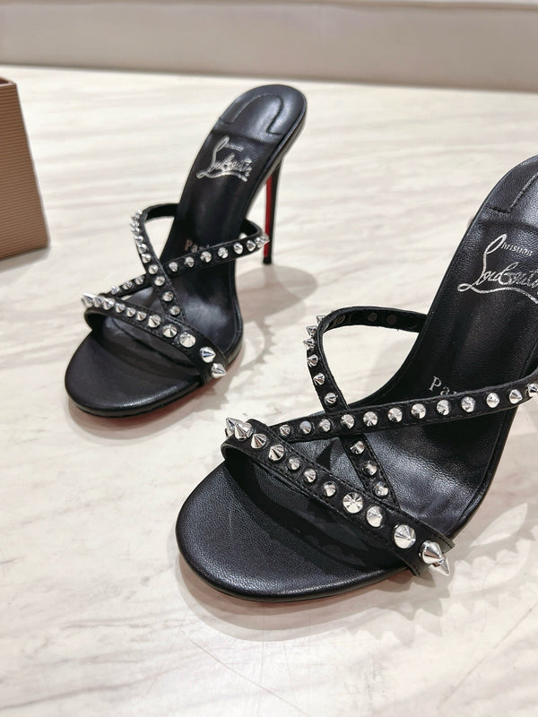 CL 25 Ciabatte con cinturini incrociati in pelle di vitello lucida nera con rivetti 314925